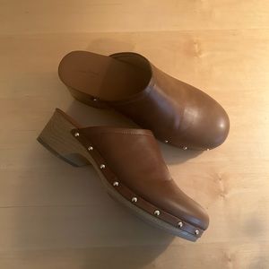 Universal Thread Clogs; size 10